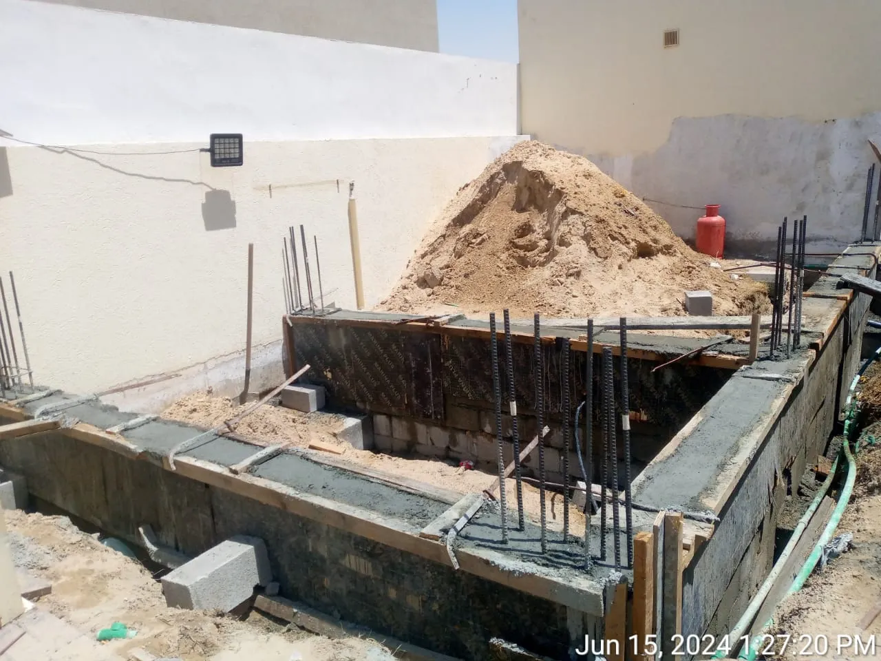 Building foundation construction, Dubai villa construction site — photo 3