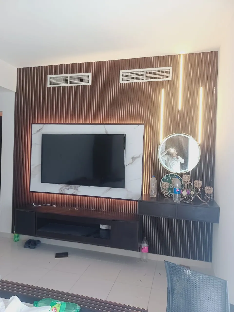 Living room TV feature wall, Dubai villa interior fit-out — photo 2