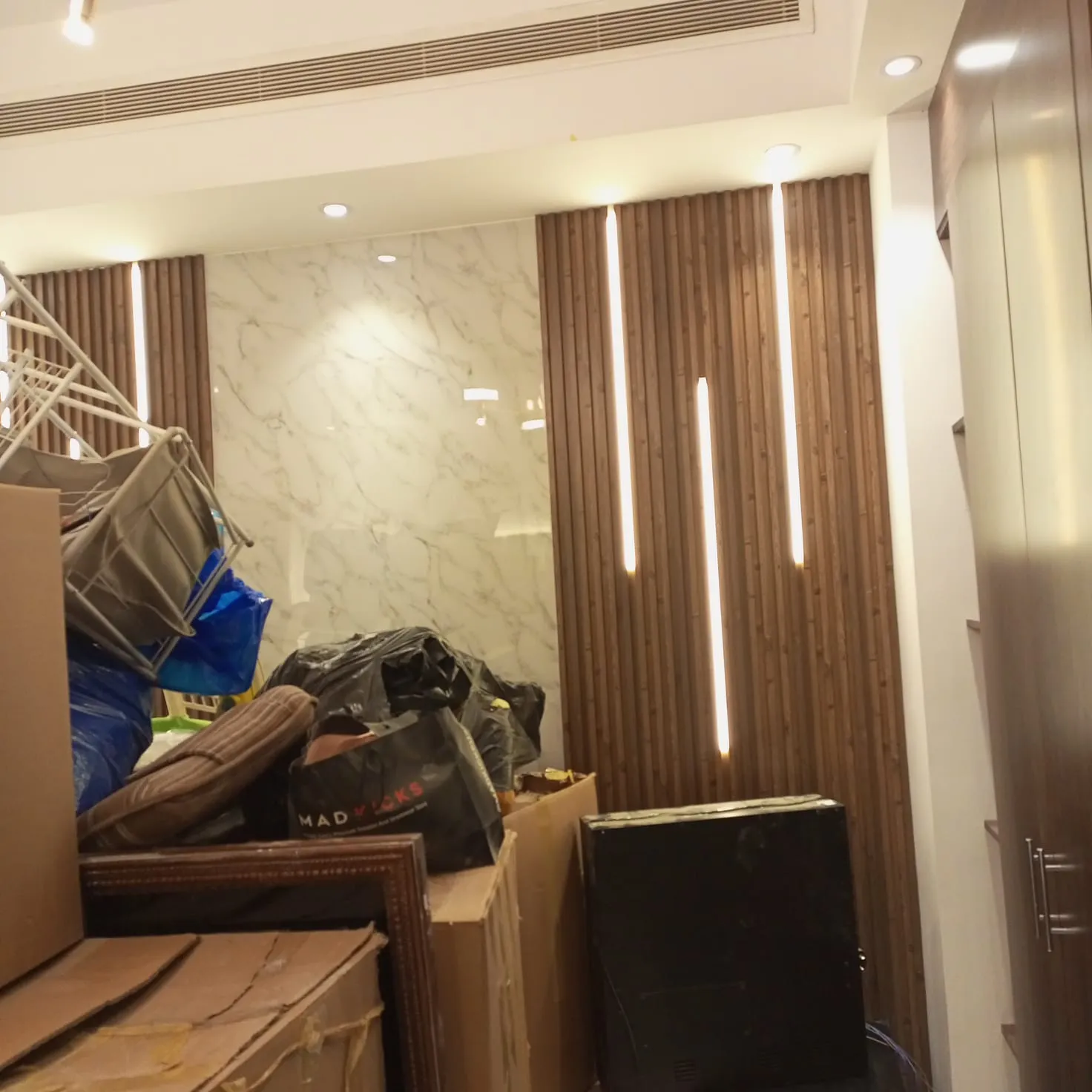 Living room TV feature wall, Dubai villa interior fit-out — photo 3