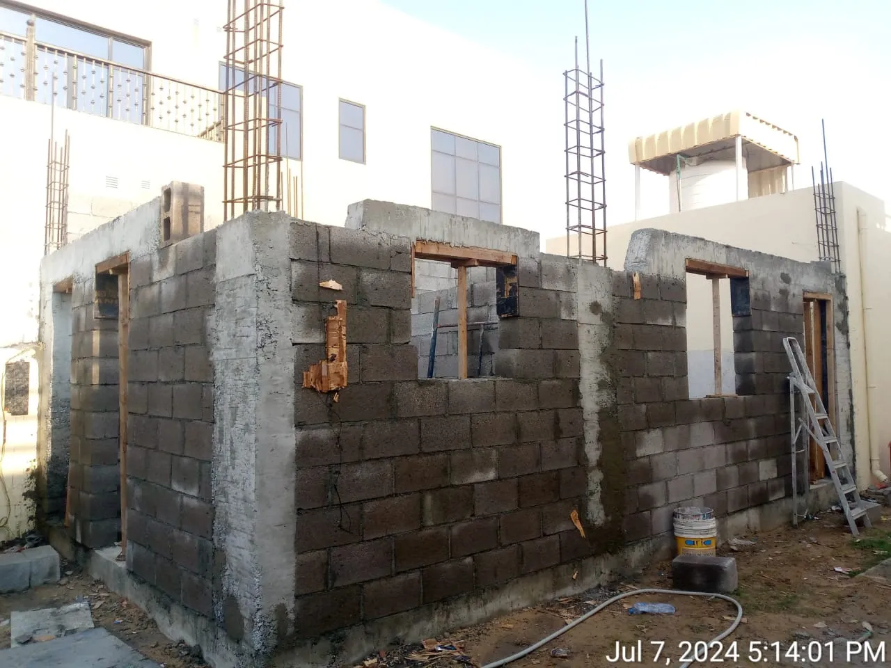 Masonry construction work, Dubai villa construction site — photo 1